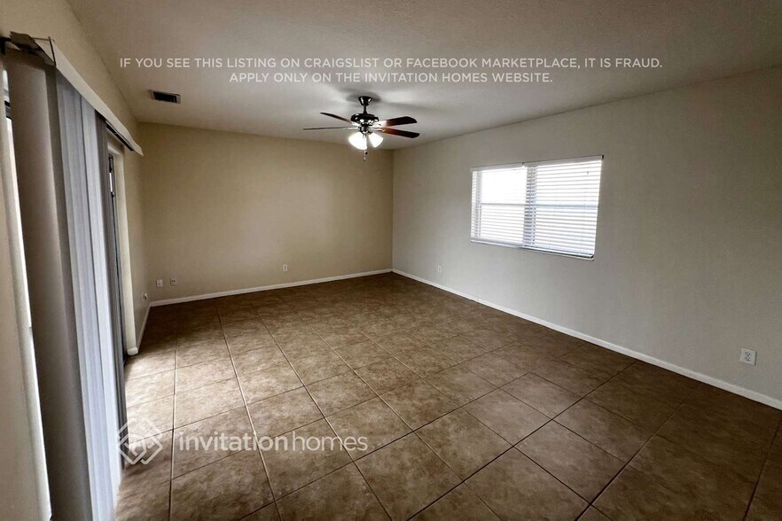 Building Photo - 832 SE Thornhill Dr