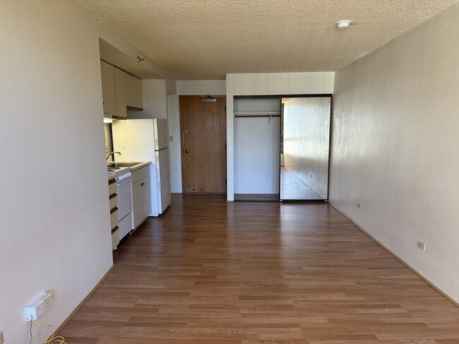 Building Photo - High-Floor Studio with Beautiful Golf Course & Mountain Views – Plaza Landmark