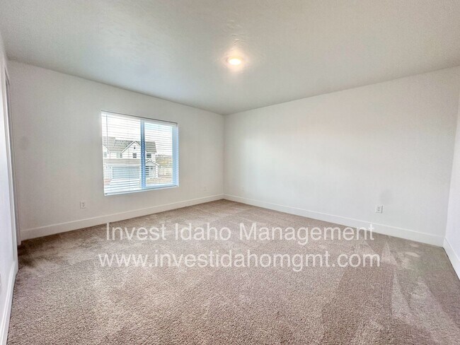 Building Photo - Spacious Luxury Townhome Designed for Modern Living