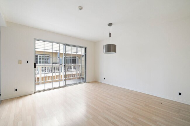 Building Photo - Beautiful 3-bedroom, 2.5-bath tri-level to...