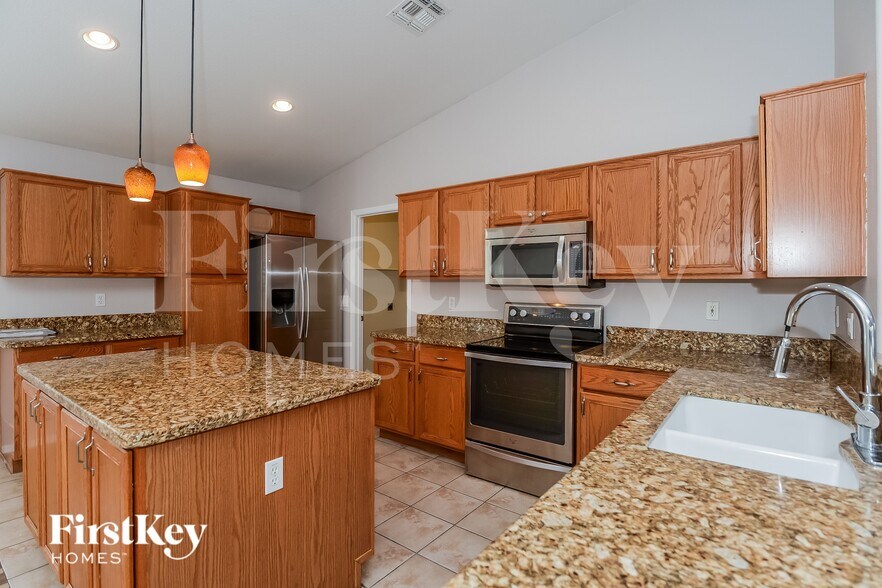 Building Photo - 653 S Parkwood