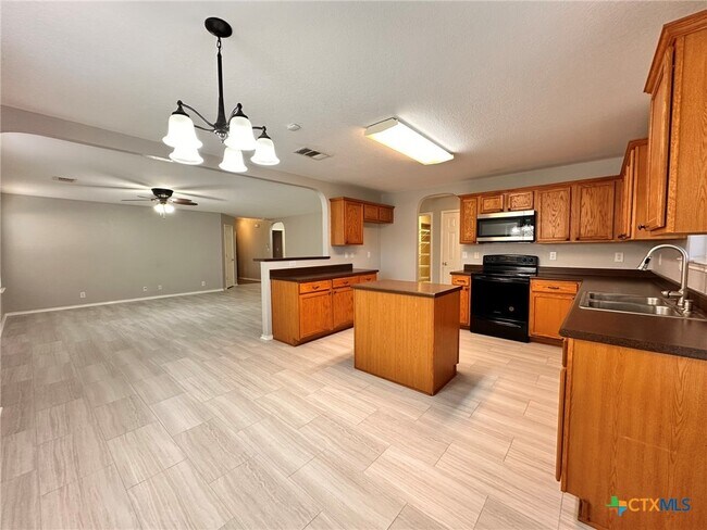 Building Photo - 2384 Medina Dr