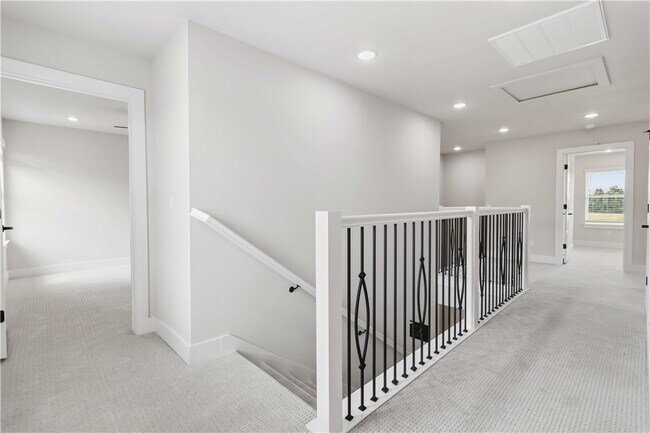 Building Photo - 900 Moksha St