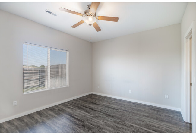 Building Photo - 596 E Martens Ct