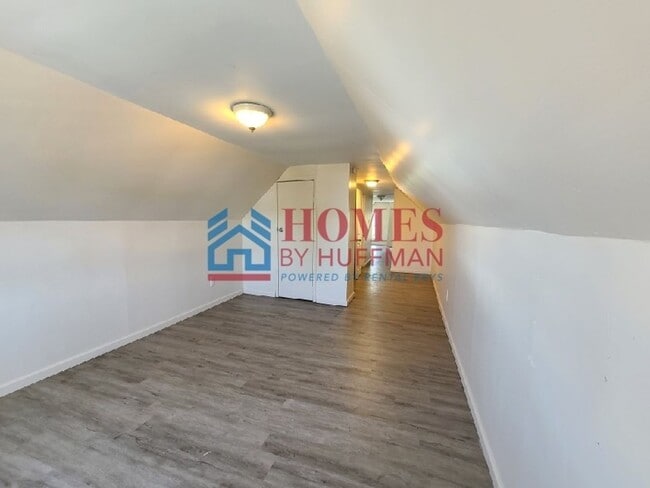 Building Photo - Three Bedroom | Two Bath House