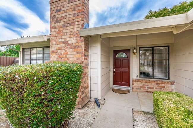 Building Photo - Pocket 3 Bedroom plus Den 2 Bath Home