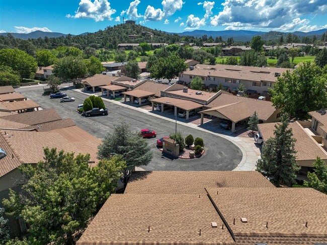 Building Photo - Townhome between Downtown and Thumb Butte!