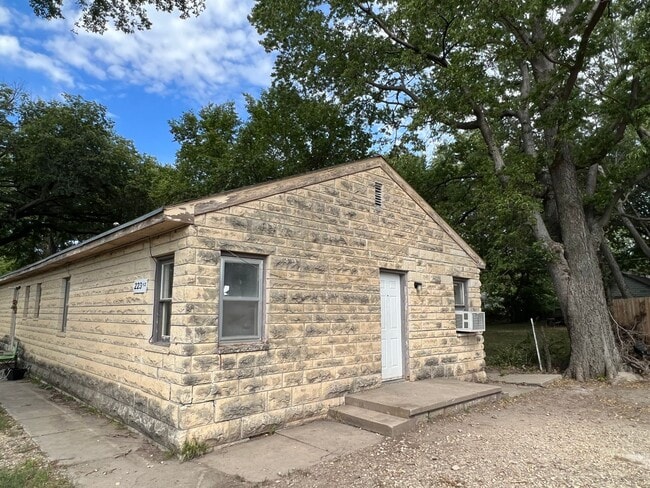 Primary Photo - 223-223.5-2235 E Home St