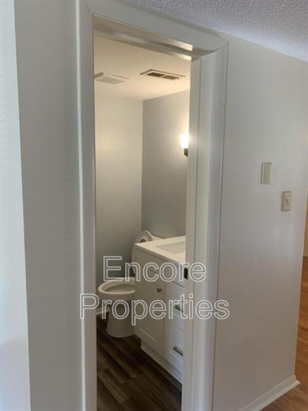 Building Photo - 1411 Foxwood Dr