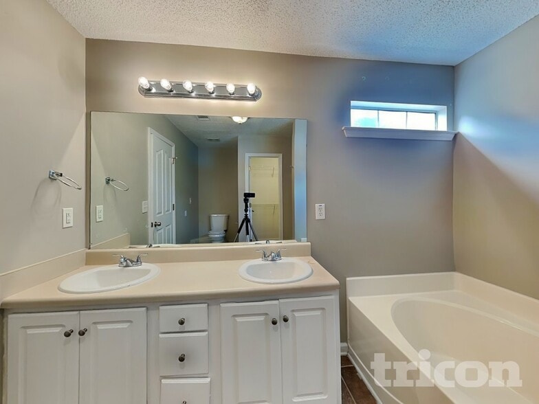 Building Photo - 427 Gresham Dr