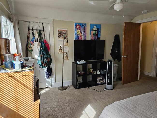 Building Photo - 4 bedroom House Close to U of M! Leasing f...