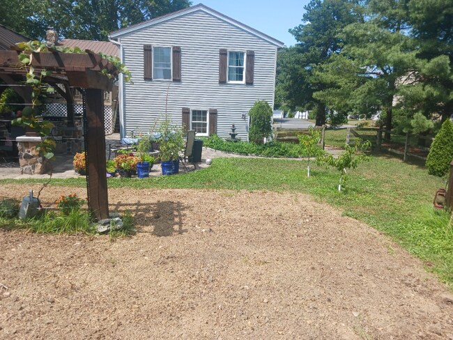 Building Photo - 801 Pinetree Way