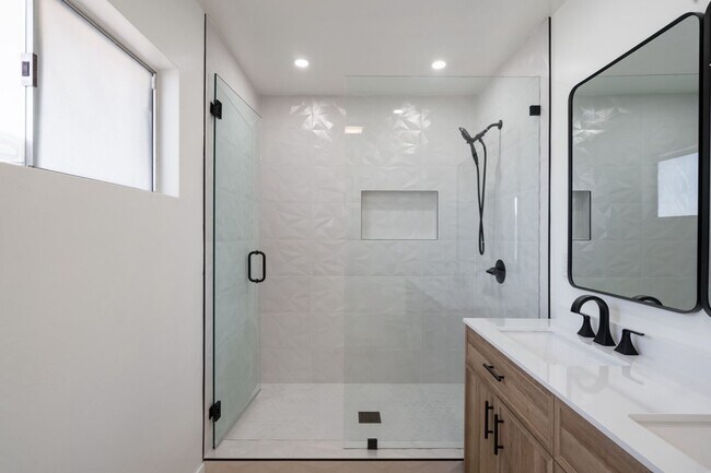 Building Photo - Central air conditioning!