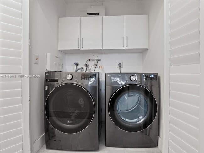 Building Photo - 2553 NW 42nd Ave