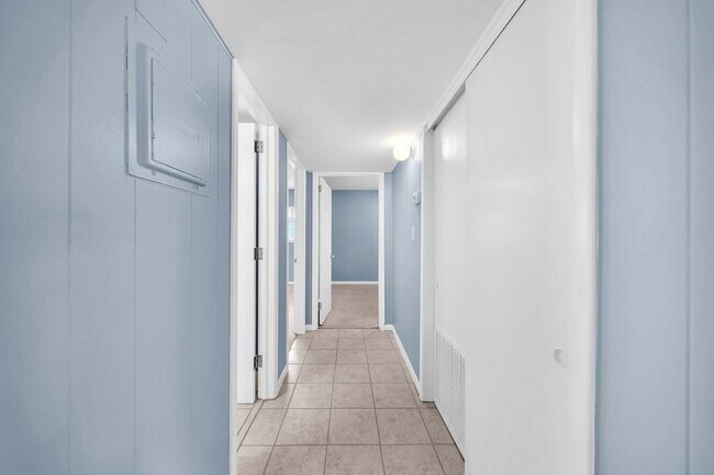 Building Photo - 2100 W Beach Dr