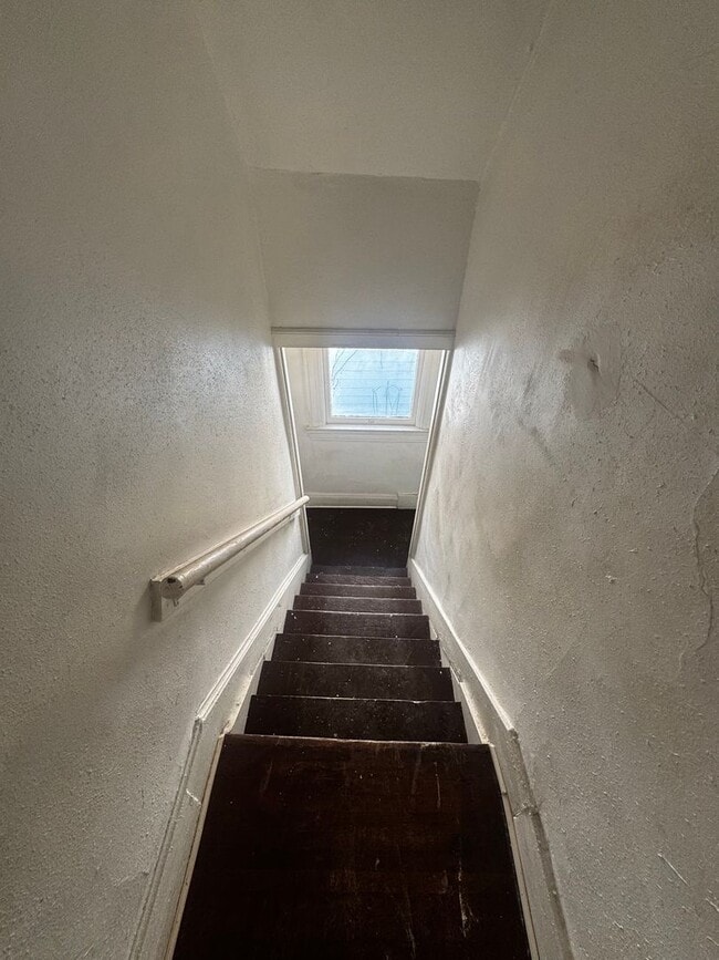 Building Photo - 5 Bedroom 2 bath