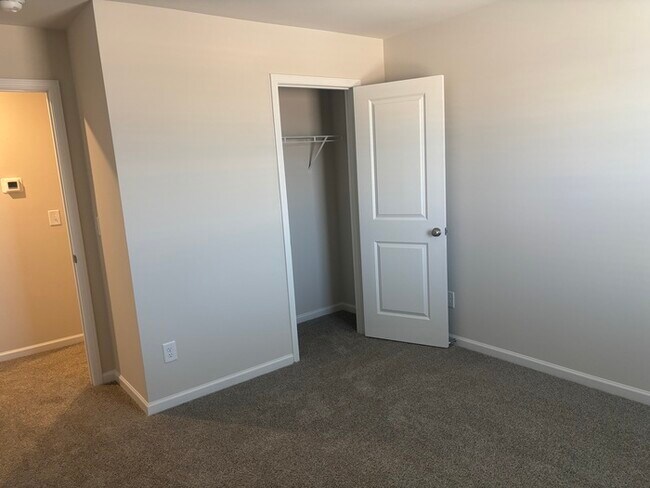 Building Photo - SPacious 3 bedroom 2 1/2 bath home