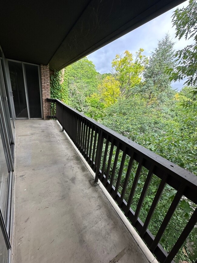 Building Photo - 5700 Hillcrest Ln