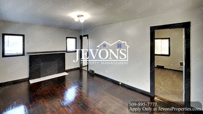 Building Photo - Embrace the cozy charms of this single-family home in Yakima's heart