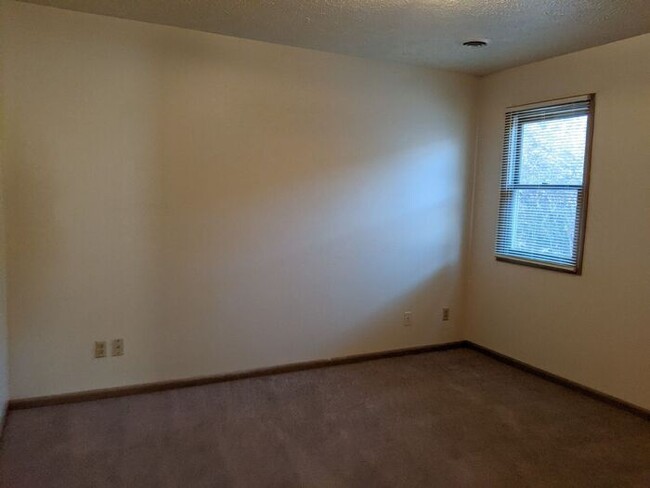 Building Photo - 2 Bedroom Duplex w/Attached Garage & Pets ...