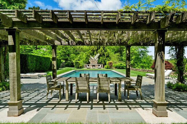 Building Photo - 945 Oenoke Ridge