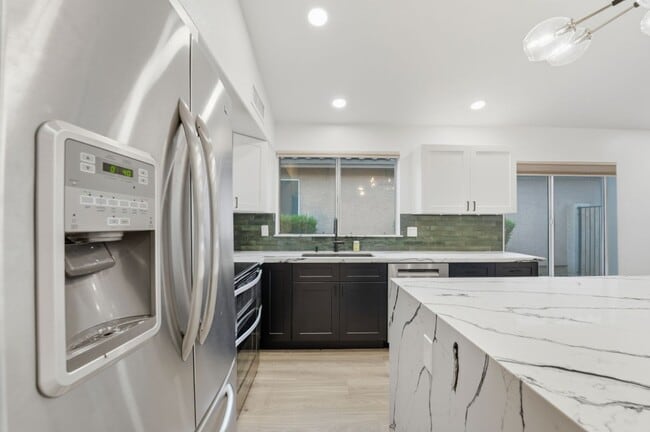Building Photo - Modern & Spacious 3 Bed 2 Bath Home in Nor...