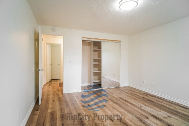 Building Photo - 2452 SE 9th Ct