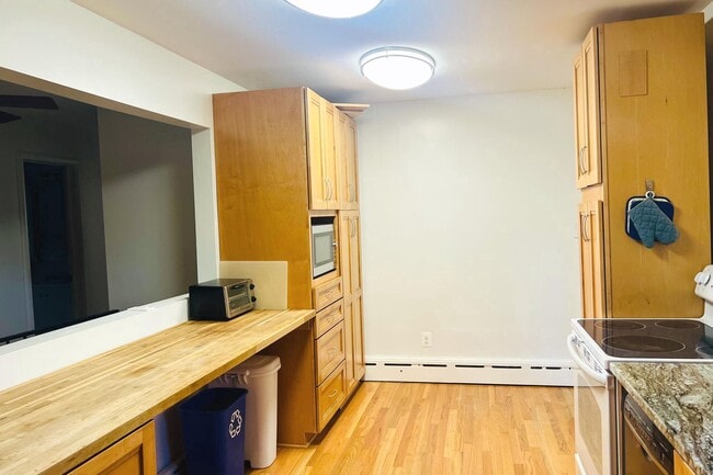 Building Photo - 3900 Laurel Rd