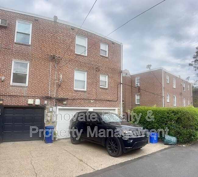 Building Photo - 910 E Sharpnack St