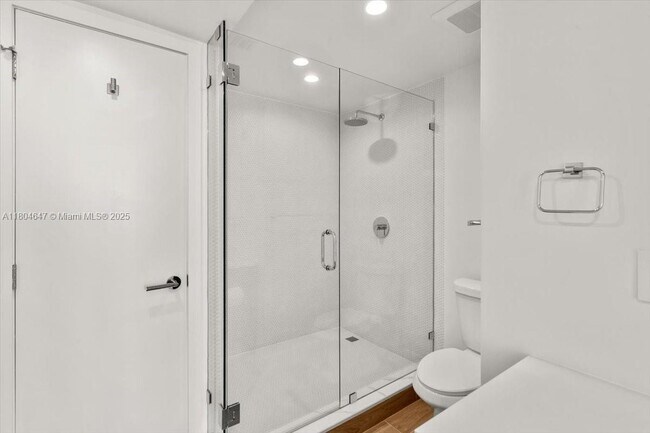 Building Photo - 1430 Brickell Bay Dr