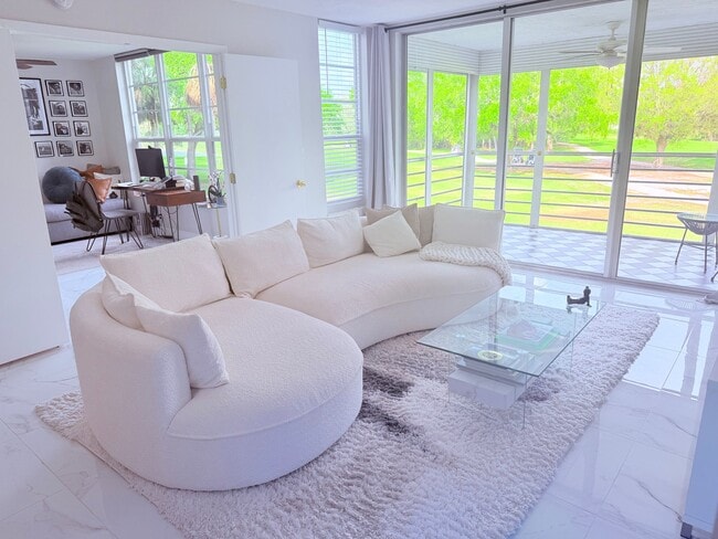 Building Photo - 545 Oaks Ln