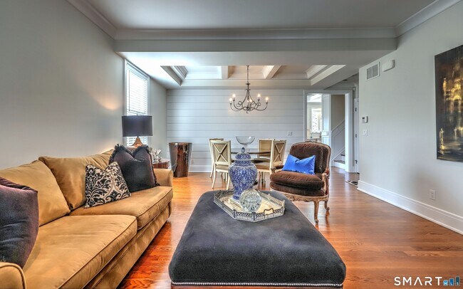 Building Photo - 30 Narrow St