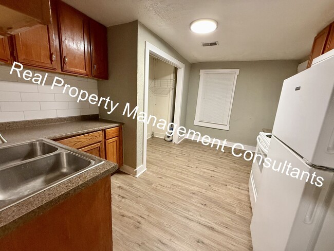 Building Photo - Updated 3-Bedroom Duplex in Kansas City, KS