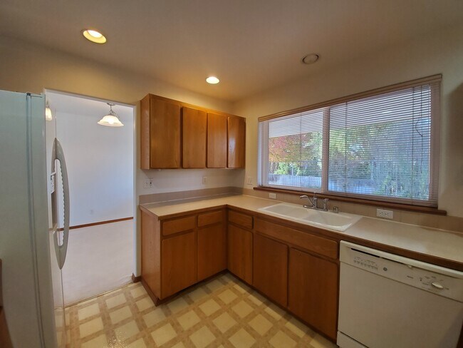 Building Photo - 810 S Dawes St