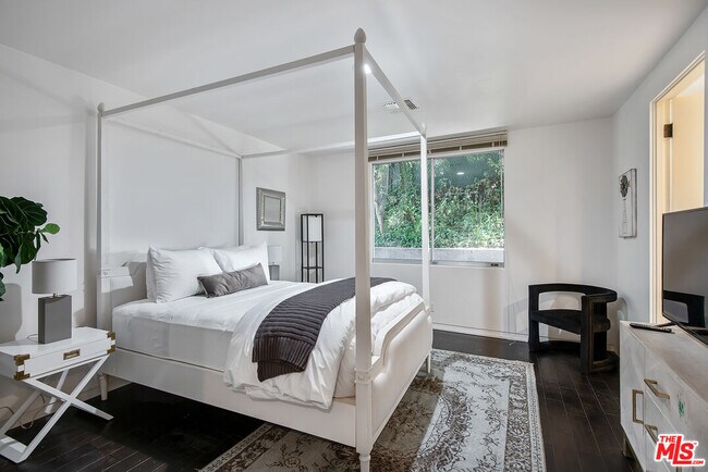 Building Photo - 1018 Summit Dr