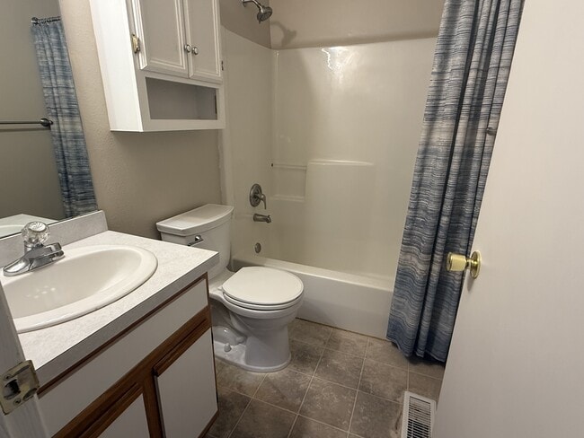 Building Photo - 3390 Canyon Dr