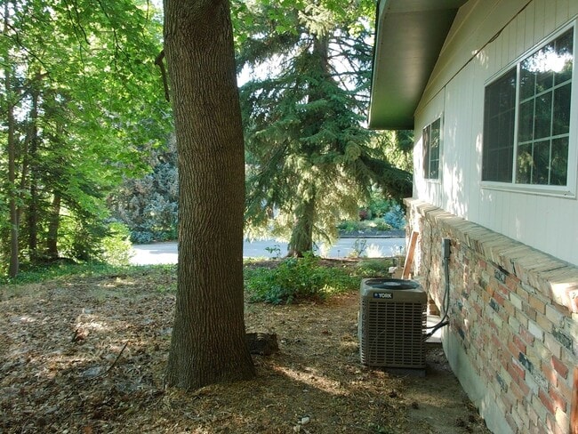 Building Photo - 996 Thrushwood Dr