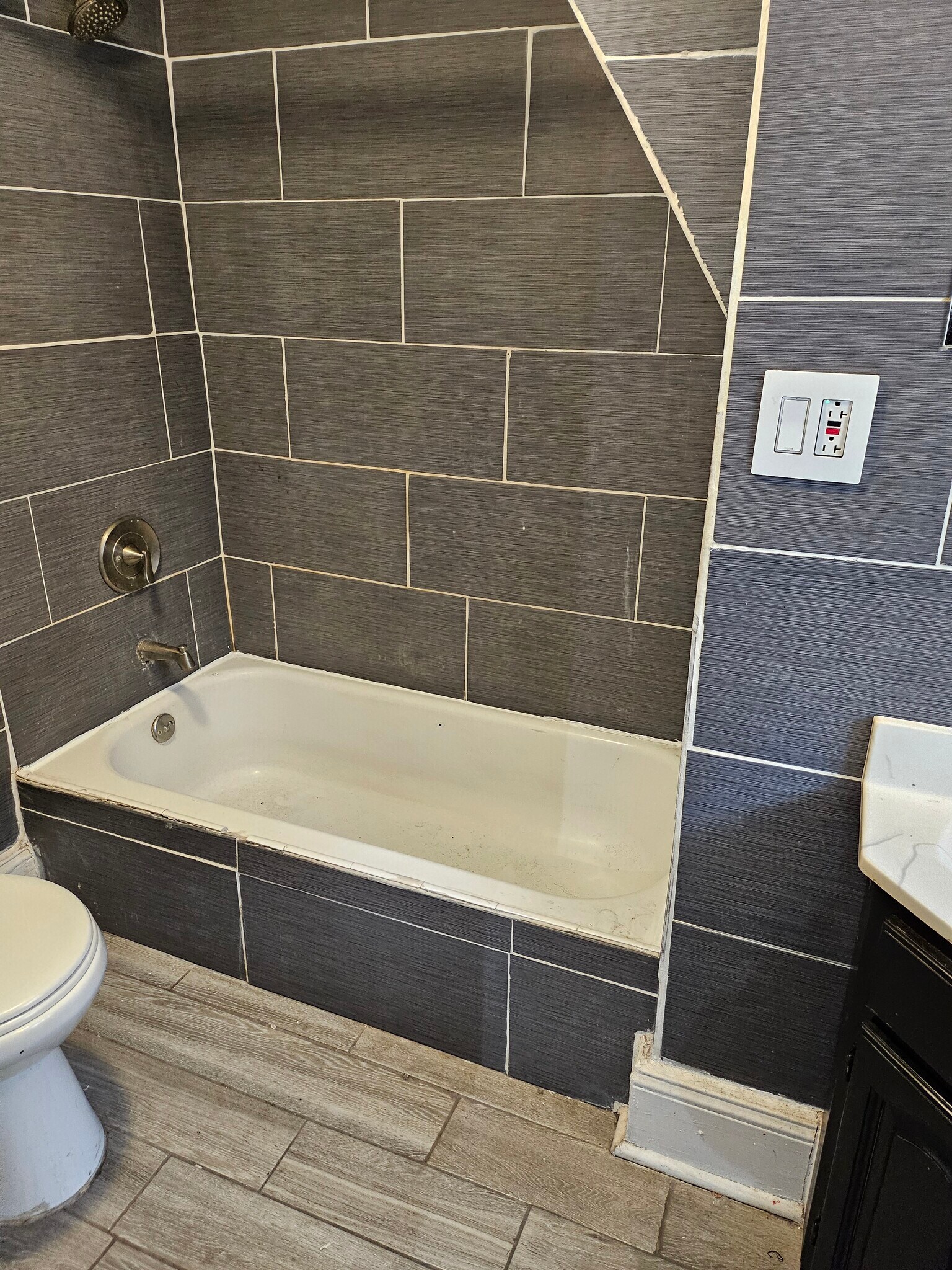 Building Photo - 573 Grace Ave