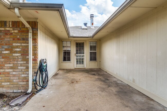 Building Photo - Gorgeous Hidden Treasure in Garland