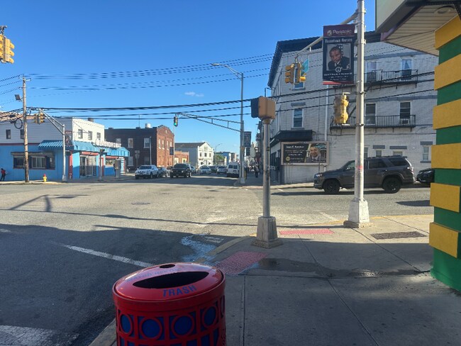 Building Photo - 895 Main St