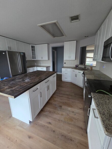 Building Photo - 8826 Fernbrook