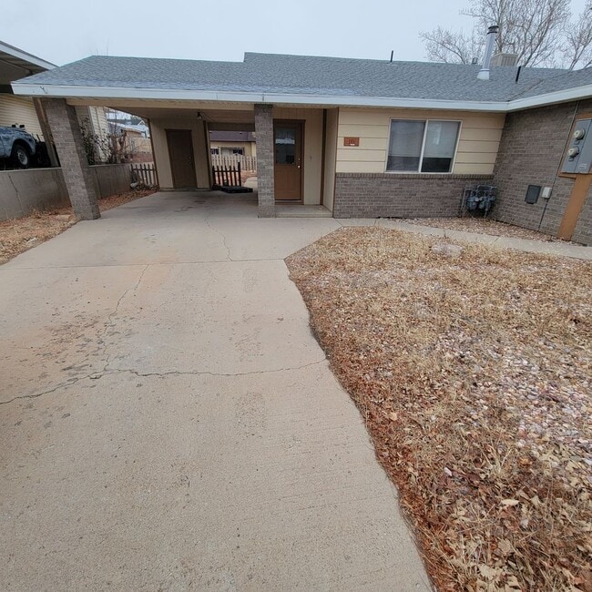 Building Photo - 3 Bedroom 2 Bathroom Duplex