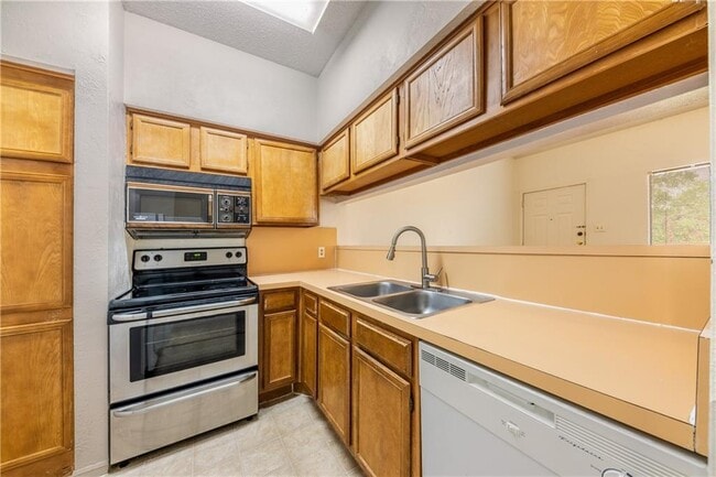Building Photo - 2901 San Jacinto Blvd
