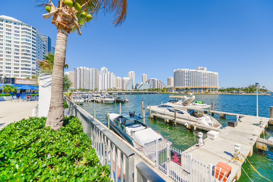 Building Photo - 905 Brickell Bay Dr