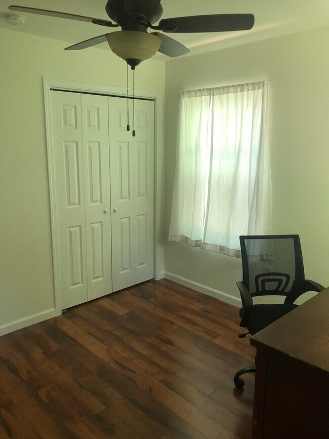 Building Photo - 2 bedroom, 1 bath House: Available August 2025!