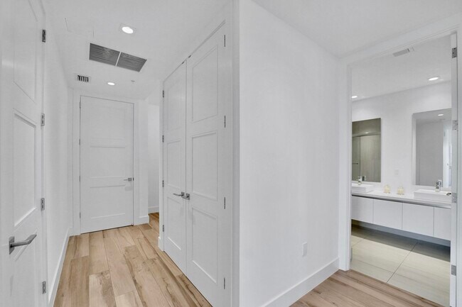Building Photo - 155 E Boca Raton Rd