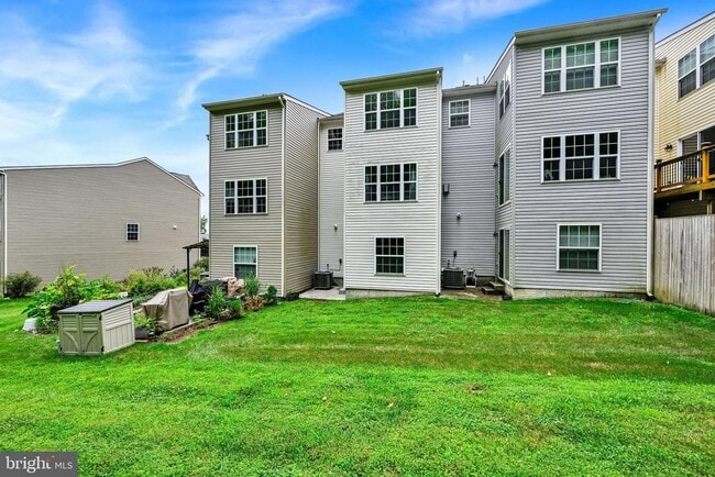 Building Photo - 713 English Ivy Way