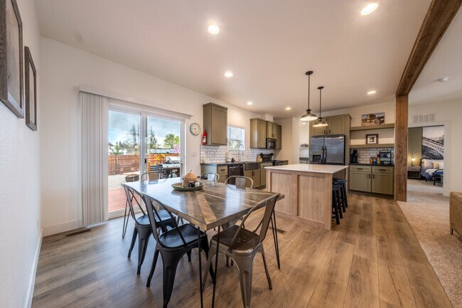 Building Photo - 523 W Vance Dr