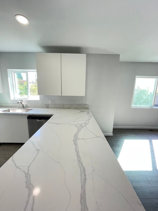 Building Photo - 1286 S Redondo Blvd