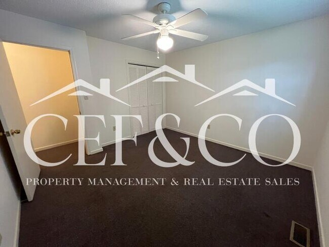 Building Photo - Beautifully maintained 2 bedroom 1.5 bathroom duplex, now available.